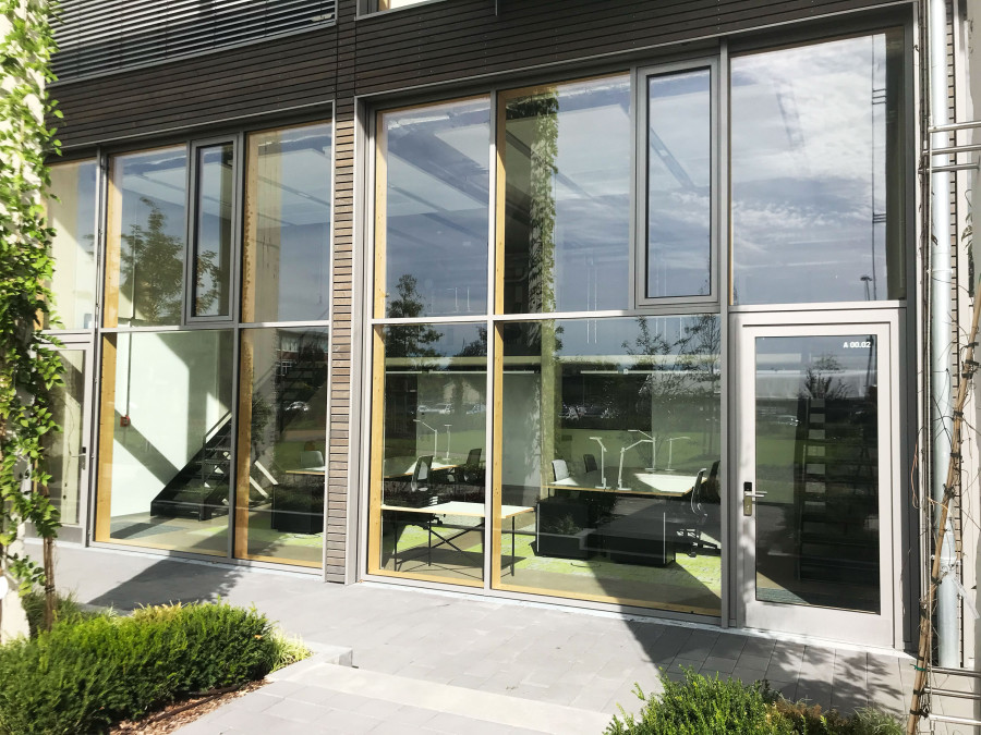 Fensterfront eines Loft B&uuml;ros am Arkadengeb&auml;ude