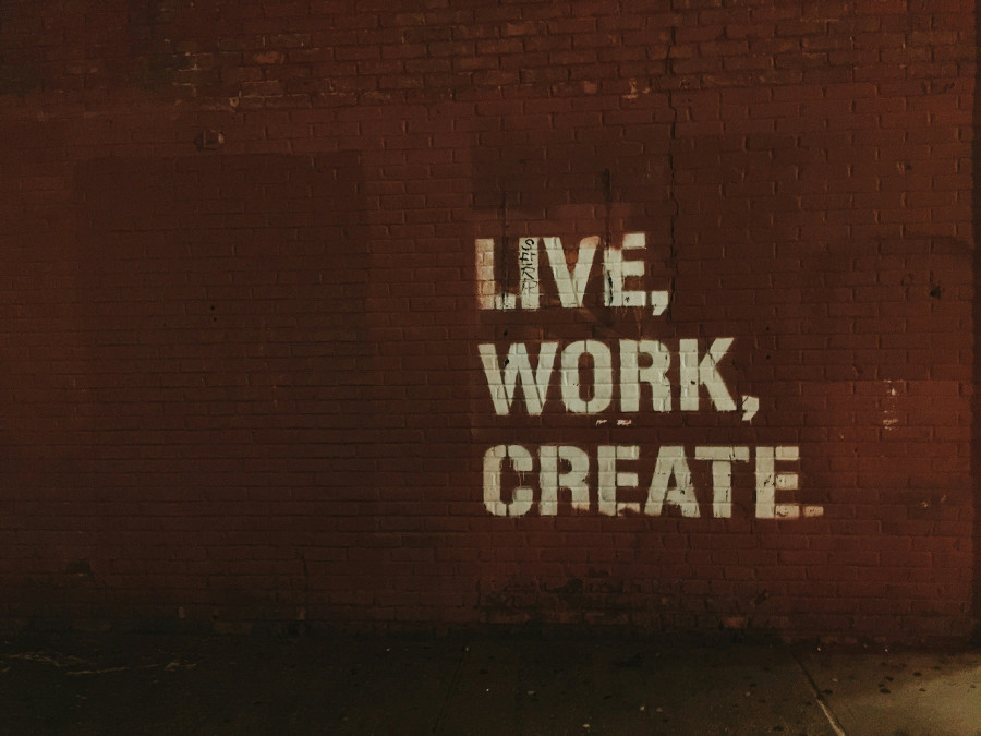 Aufschrift auf einer Wand "Live, Work, Create"