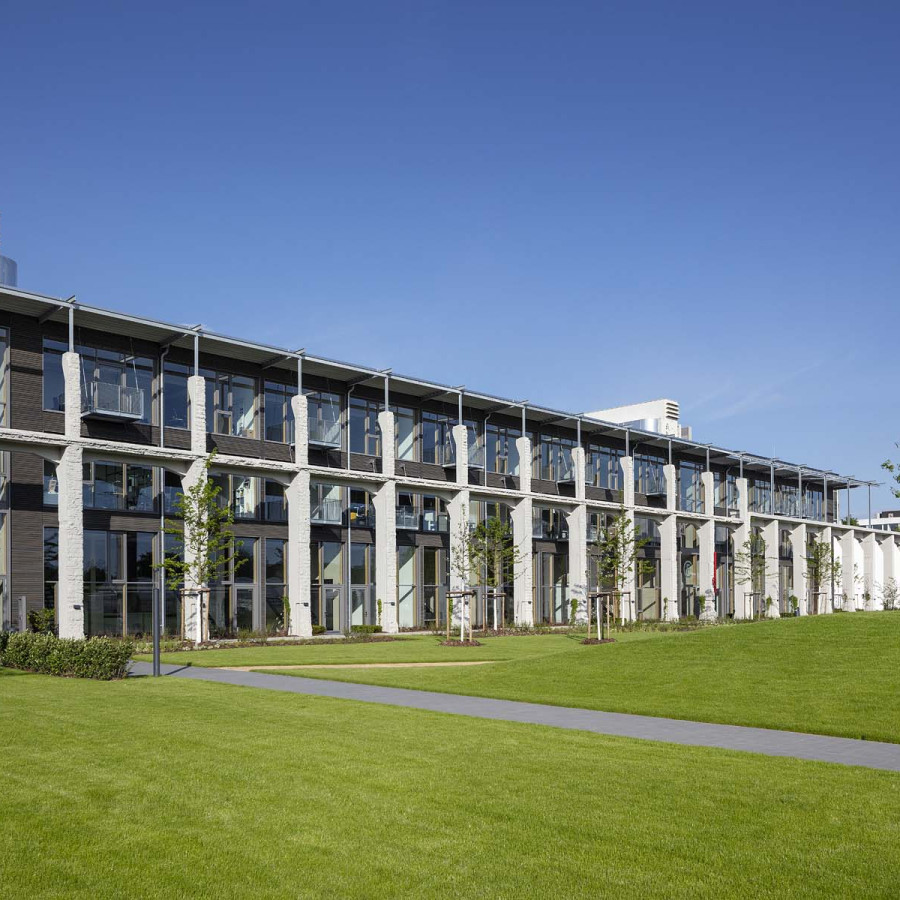 Factory Campus Arkadengeb&auml;ude mit Blick auf die Gr&uuml;nfl&auml;che