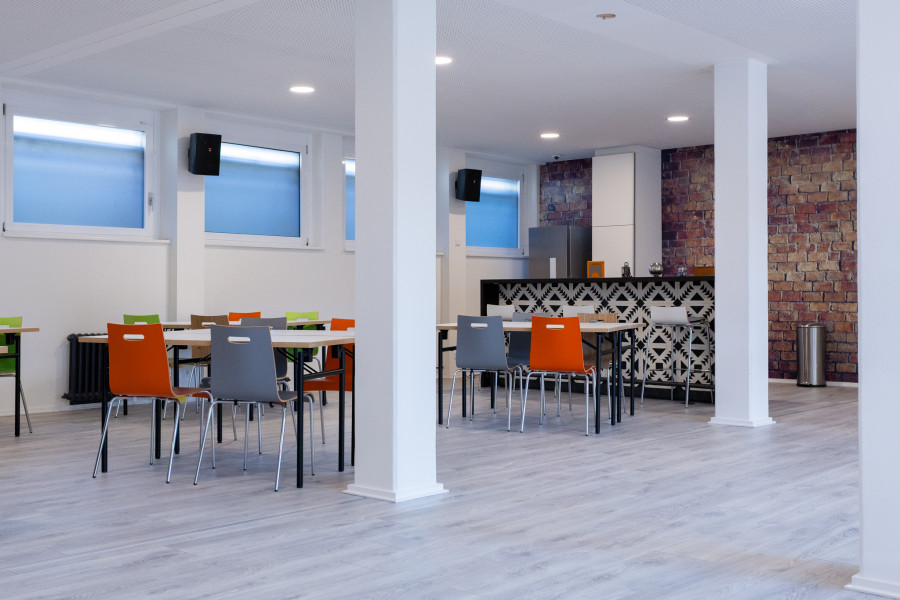 Theke mit gemusterter Front im Meetup-Projektraum