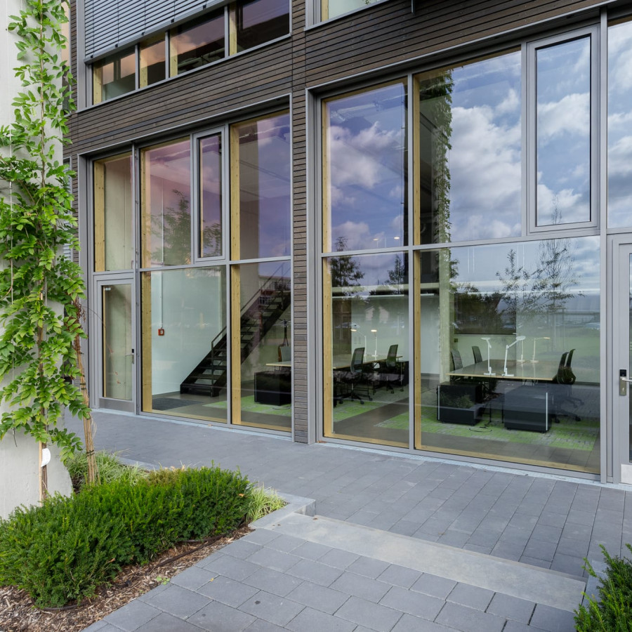 Fensterfront eines Loft-B&uuml;ros von au&szlig;en