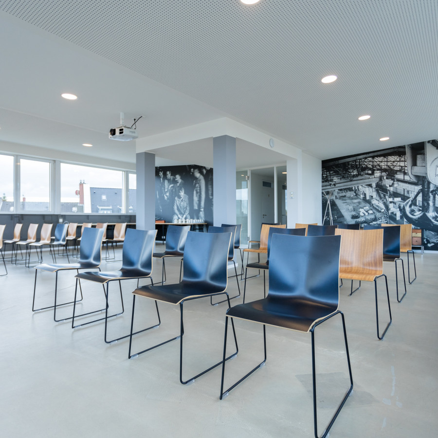 Skyline Konferenzraum mit Bestuhlung und Ansicht auf das schwarzwei&szlig; Wandbild