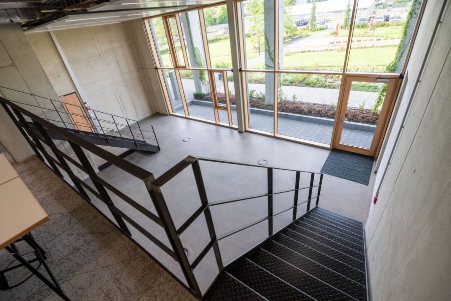 Modernes, industrielles Loft B&uuml;ro mit hohen Decken und Treppenaufg&auml;ngen zur zweiten Ebene