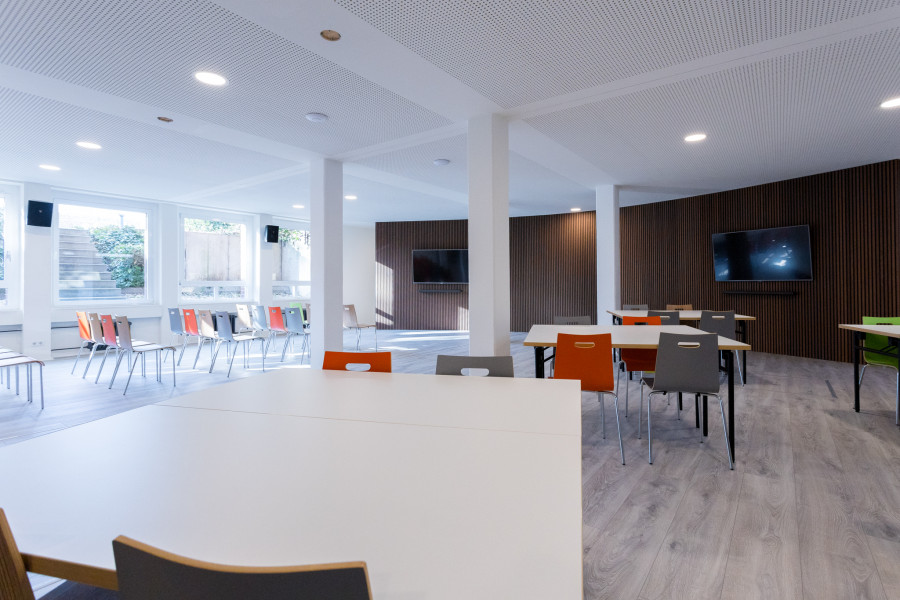 Gruppierte Tische und St&uuml;hle im Meetup-Projektraum