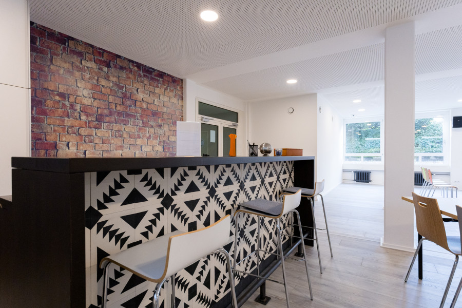 Theke mit gemusterter Front im Meetup-Projektraum