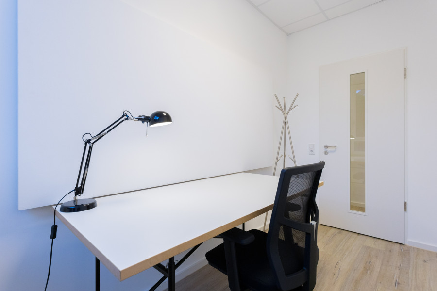 Mini MVP B&uuml;ro mit Kleiderst&auml;nder, Schreibtisch und -stuhl