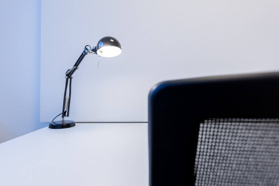 Mini MVP B&uuml;ro, Nahaufnahme Schreibtisch mit Schreibtischlampe