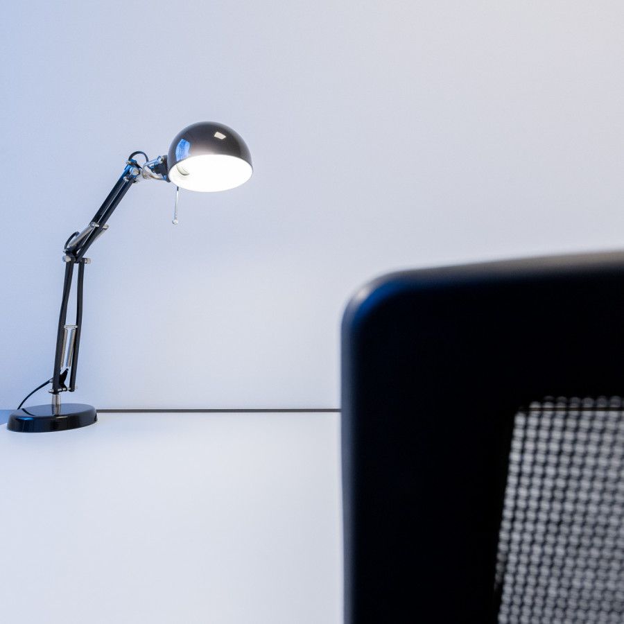 Mini MVP B&uuml;ro, Nahaufnahme Schreibtisch mit Schreibtischlampe