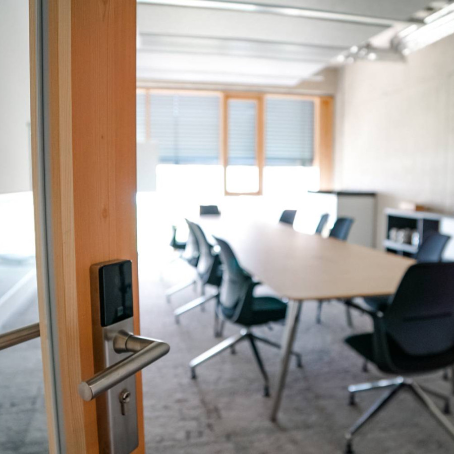 Innovate Konferenzraum durch halbge&ouml;ffnete T&uuml;r
