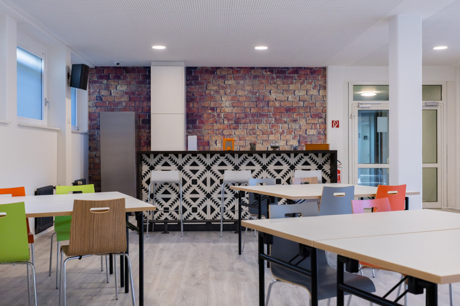 Theke mit gemusterter Front im Meetup-Projektraum