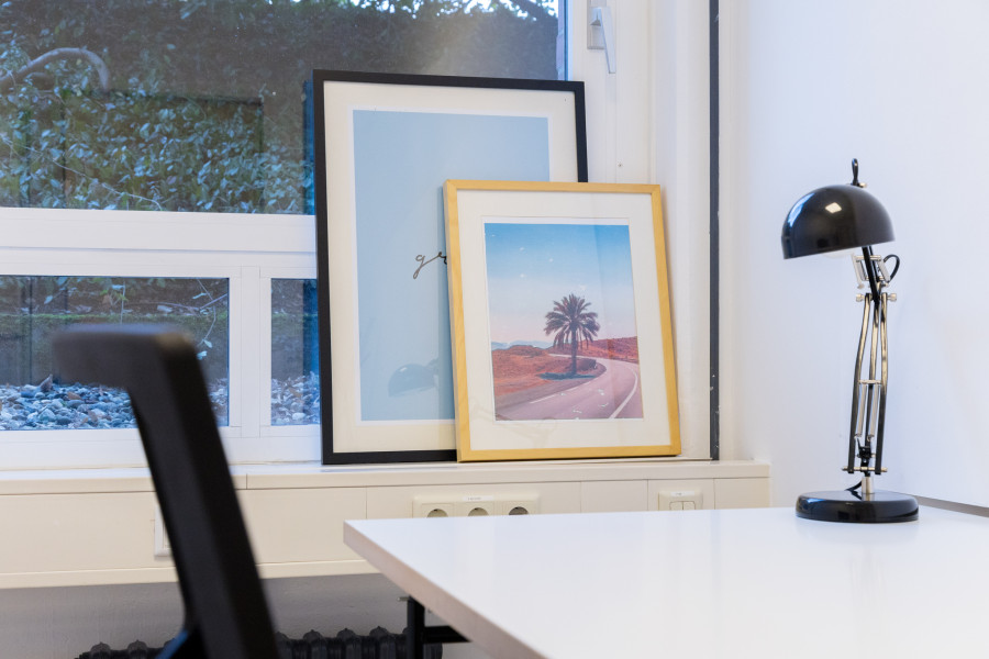 Mini MVP B&uuml;ro mit gro&szlig;en Bildern, Schreibtisch, -stuhl und Lampe