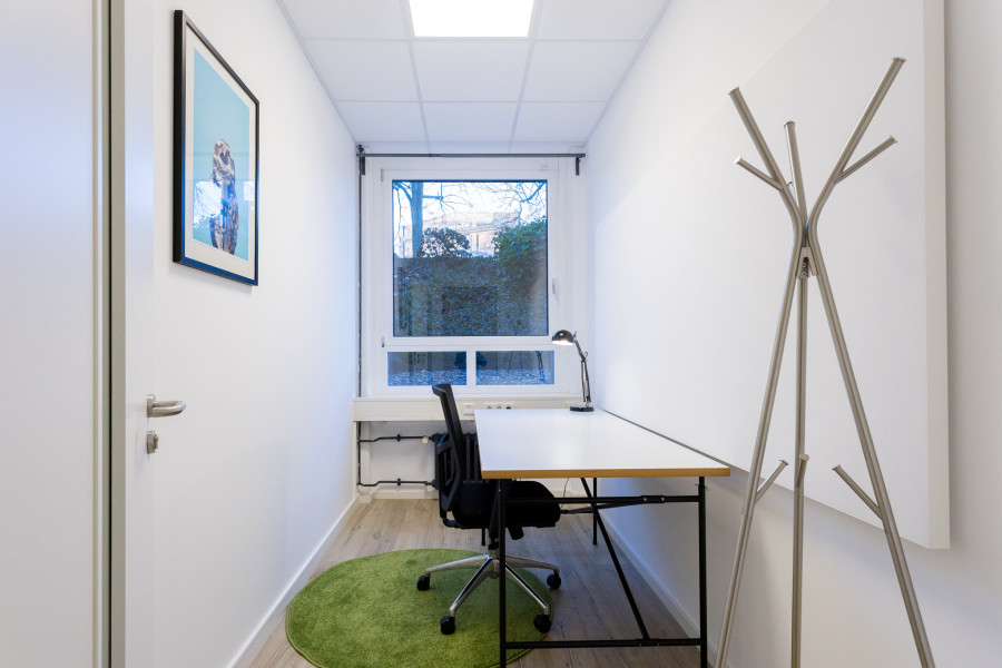 Mini MVP B&uuml;ro mit Kleiderst&auml;nder, Schreibtisch, -stuhl und gr&uuml;nem Teppich