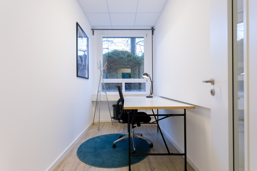 Mini MVP B&uuml;ro mit Kleiderst&auml;nder, Schreibtisch, -stuhl und blauem Teppich