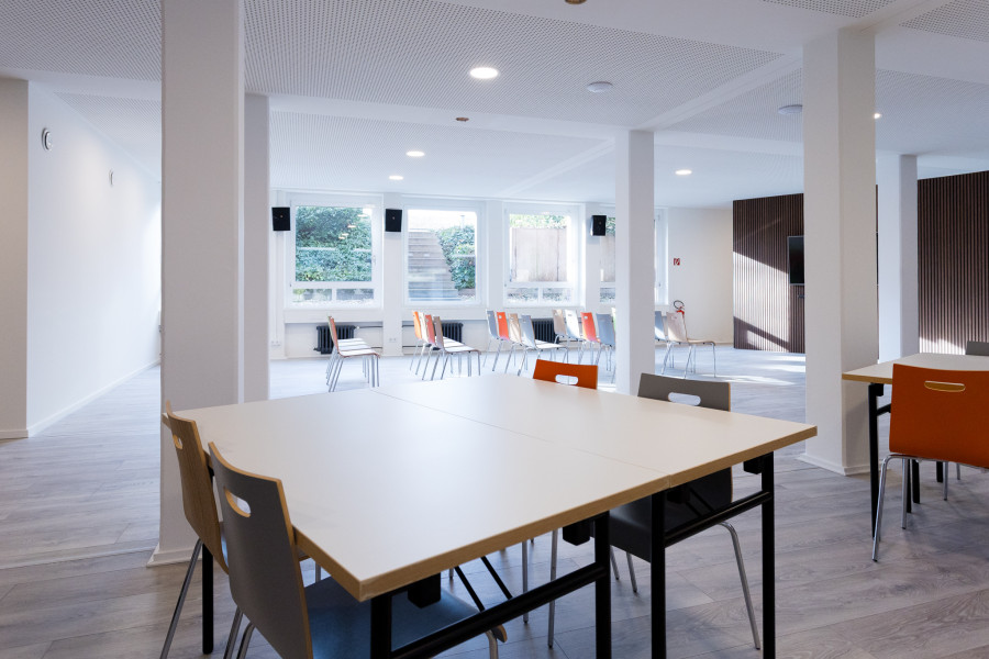 Gruppierte Tische und St&uuml;hle im Meetup-Projektraum