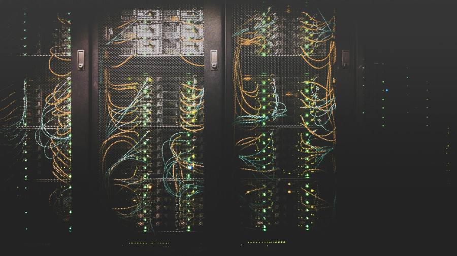 Serverhousing mit verschiedenfarbenen Kabeln