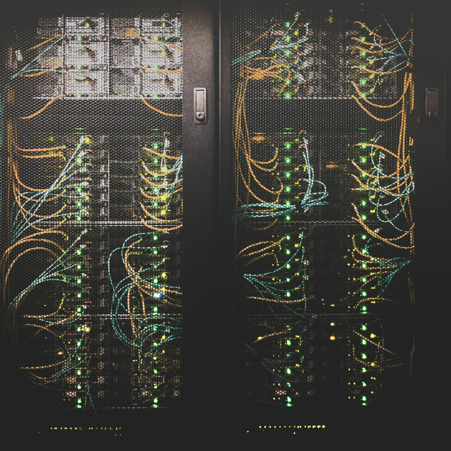 Serverhousing mit verschiedenfarbenen Kabeln