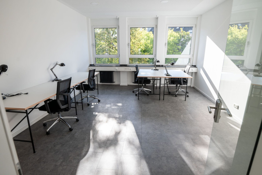 Helles B&uuml;ro mit Ausblick ins Gr&uuml;ne mit 4 verteilten Schreibtisch-Setups